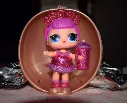 The series include 2 dolls dressed with tinsel glitter finishes from head to toe! Tantrums To Smiles L O L Surprise Dolls Bling Series Review