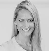 Hallie Comer's Instagram, Twitter & Facebook