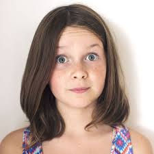 Tresse en cascade, coiffure petite fille bouclée, jolie fleur décorative. Coiffure Enfant Nos Idees De Coiffure Fille Coiffure Garcon L Express Styles
