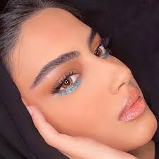 هل هي «السمراء الحزينة»؟ لكن من هي يارا النملة؟، سعودية الجنسية درست الهندسة المعمارية في جامعة الأمير سلطان بالرياض، وهي معروفة كإحدى مشاهير السوشيال ميديا في الخليج والوطن العربي، اهتمت اهتماما شديدا. Ø®Ø·ÙˆØ§Øª Ù…ÙƒÙŠØ§Ø¬ Ù…Ù„ÙˆÙ† ÙˆØ¹ØµØ±ÙŠ Ø¹Ù„Ù‰ Ø·Ø±ÙŠÙ‚Ø© ÙŠØ§Ø±Ø§ Ø§Ù„Ù†Ù…Ù„Ø© Ù…Ø¬Ù„Ø© Ù‡ÙŠ