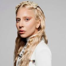 Se confirma que el papel de Lady Gaga en “Merlina” será el de una  legendaria profesora llamada Rosaline Rotwood, quien se cruzará en la vida  de de Merlina.