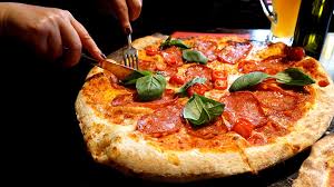 Preislich liegen sie mit 3,99 € höher als alle. Rapper Capital Bra Bringt Seine Eigene Tiefkuhlpizza Raus Oe3 Orf At