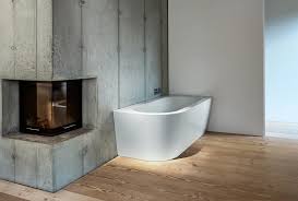 Die wanne ist für den einbau in der ecke gedacht und. 2000 2020 Zeitreise Im Badezimmer Mit Sven Rensinghoff Von Bette Menschen Baunetz Interior Design