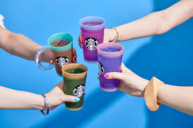 å†·ãŸã„ãƒ‰ãƒªãƒ³ã‚¯ã‚'å…¥ã‚Œã‚‹ã¨è‰²ãŒå¤‰åŒ– ã‚¹ã‚¿ãƒã‹ã‚‰4è‰²ã®ã‚«ãƒƒãƒ—ã‚»ãƒƒãƒˆãŒç™ºå£² å£²ã‚Šä¸Šã'ã®ä¸€éƒ¨ã¯å¯„ä»˜é‡'ã« Life Fashion Headline