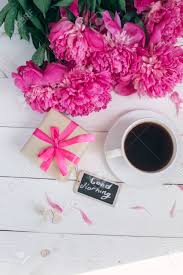 Flores Rosadas De La Peonia Caja De Regalo Taza De Cafe Y Buenos Dias De Las Notas En La Tabla Rustica Blanca Desde Arriba Desayuno En El Dia De Madres O El