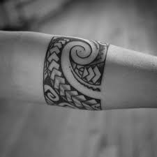 Les tatouages en forme de papillons et libellules. Tatouage Polynesien Femme 25 Idees De Tatouages Et Sa Signification 2021