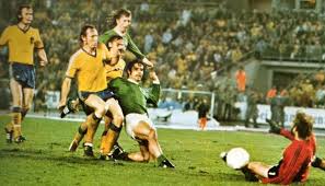 يقول كارلوس ألبرتو، كابتن منتخب البرازيل وقت فوزه بكأس العالم عام 1970، إن قميص المنتخب الأصفر مقدس لدى البرازيليين، مؤكدا على أنه يشعر بالفخر عندما يرتديه. 6 Ø­Ù‚Ø§Ø¦Ù‚ ØªØ§Ø±ÙŠØ®ÙŠØ© ØªØ±Ù‡Ø¨ Ø£Ù„Ù…Ø§Ù†ÙŠØ§ Ù‚Ø¨Ù„ Ù…ÙˆØ§Ø¬Ù‡Ø© Ø§Ù„Ø³ÙˆÙŠØ¯ Ø§Ù„Ø­Ø§Ø³Ù…Ø©