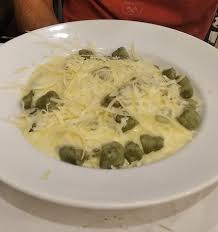 Ñoquis de ricotta de espinaca. Noquis De Espinaca A Los 4 Quesos El Plato Viene Caliente Por Lo Tanto Los Noquis