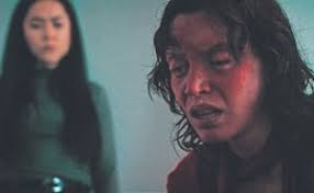 "Alguien está en la puerta", terror con esencia femenina