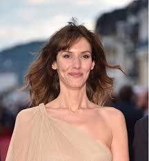 Doria tillier poses on the red carpet for la belle epoque ( the good times ) on monday 20 may 2019 at the 72nd festival de cannes, palais des festivals, cannes. Doria Tillier Et William Lebghil Pour Yves