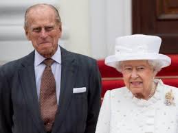 所有皇室成員、相關家庭、隨從人員彼此之間互動頻繁，擁有非常多的房子。 比方說伊莉莎白女王和她的丈夫愛丁堡公爵，名下至少有8棟房子：白金漢宮（buckingham palace）、溫莎城堡（windsor castle）、荷里 女王的丈夫，菲利普親王（prince philip）並不是國王. Cw4xdoy8pfnrlm