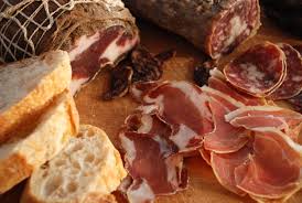 Une Petite Faim Que Diriez Vous De Deguster Un Delicieux Plateau De Charcuterie Corse Compose De Saucisson Coppa Et Lon Corse Delicieux Plateau Charcuterie