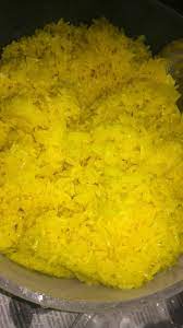 2 sudu besar kunyit serbuk/pewarna kuning. Namakucella Pulut Kuning Rendang Ayam