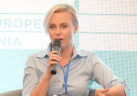 Dies ist die offizielle seite von loredana zefi. Fis2019 Loredana Chitu Dentons The Romanian Stock Exchange Market Lacks Liquidity Which Keeps Investors Away Business Review