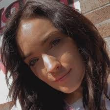 Kellie Barry's Instagram, Twitter & Facebook