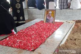 Ghunah atau nun tasydid cara membacanya dengan berdengung dan ditahan selama 3 harakat. Anton Medan Dikebumikan Dengan Diiringi Bacaan Ayat Al Quran Antara News
