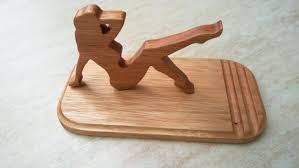 Wooden Phone Holder Lady On The Beach Wooden Phone Stand Manualidades Con Madera Reciclada Creaciones De Madera Como Tallar Madera