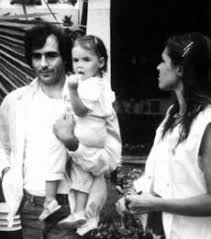 Es la tercera hija, la menor, de joan manuel serrat y candela tiffón. Pin De Sawnee Jolson En Serrat