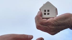Inzwischen werden viele wohnungen sogar verschenkt. Haus Vererben Verschenken Oder Verkaufen Umfassender Ratgeber Zu Schenkung Erbe Steuer Und Immobilien Wohnung Oder Haus Mit Wohnrecht Und Niessbrauchrecht Zu Lebzeiten Vererben Und Uberschreiben An Kinder Geschwister Und Andere Pflichtteil