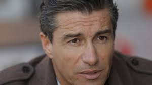 He is a celebrated tv show host. Periodista Fernando Solabarrieta Fue Victima De Portonazo En La Comuna De Providencia Emol Com