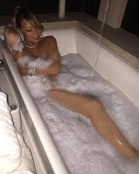 Mariah Carey nue - Whassup