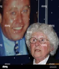 Mme Elizabeth O'Brien, la mère de l'homme d'affaires riche Danny O'Brien,  parle devant une photo de son fils, lors d'une conférence de presse à  Leeds, après que son amant, l'ancienne escorte Janet