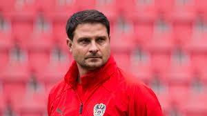 Sikeres regisztráció után letölthetők a kis és nagyfelbontású, akár nyomdai minőségű képek, képgalériák. Imre Szabics Ab April Trainer Bei Mol Fehervar Fc Oefb At