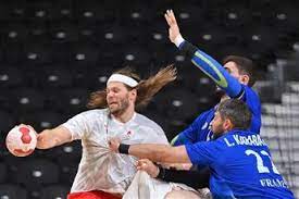 منتخب اليد يلتقى فرنسا 10 صباحا تقام مباراة منتخب مصر لكرة اليد أمام الديوك الفرنسية فى نصف نهائى الأولمبياد وحقق منتخب اليد الفوز فى 4 مواجهات بدورالمجموعات أمام كل من البرتغال بنتيجة 37 / 31 فى أول المشوار قبل الخسارة أمام بطل العالم الدنمارك. Fxb0tg6eo Tx0m