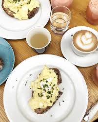 Anna Heuberger Auf Instagram Mit Den Mamas Unterwegs In Bratislava Breakfastclub Food Breakfast Eggs Benedict