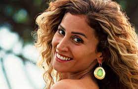 درست الإعلام في جامعة 6 أكتوبر، بدأت حياتها الفنية عام 2006 بالعمل كمذيعة. Watch Dina El Sherbiny Celebrates Her 35th Birthday Amid Coronavirus Sada El Balad