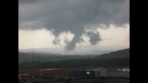 A helyi lakosok megvizsgálják a járművek sérüléseit egy bevásárlóközpontban, miután azt egy tornádó sérítette meg 2008. Tornado Egernel Deak Peter Www Idokep Hu Youtube