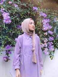 Warna yang satu ini siap membuat tampilan lebih anggun dalam sekejap saja. Buat Hijabers Intip 10 Inspirasi Padu Padan Warna Lilac Yang Tren Di 2020