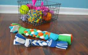 Eski ev eşyalarınızı işe yarar eşyalara dönüştürerek hem ev ekonomisine katkı sağlamış hem de sadece tüketmek yerine kendiniz bir şeyler üretmiş olursunuz. Evde Yapabileceginiz 8 Kopek Oyuncagi Fikri Miyhav Com