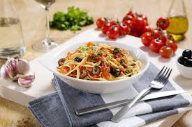 Spaghetti Alla Puttanesca Grand Italia Recept Pasta Saus Koken Pastasalade