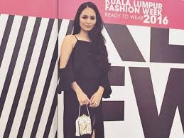 Malangnya, tidak banyak maklumat yang diperolehi tentang adiknya itu. Izara Aishah Tampil Mohon Maaf Berpakaian Seksi Di Klfw News Features Cinema Online