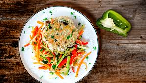 In un padella scaldare uno spicchio d'aglio in olio extra vergine d'oliva, dopodiché. Rosti Di Patate E Macinato Di Tacchino Con Julienne Di Verdure Saltate