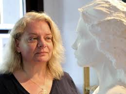 Bildhauerin Monika Kirschnick aus Xanten hat die Goldmarie befreit