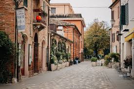 Сантарканджело ди Романья город искусства и Тонино Гуэрра