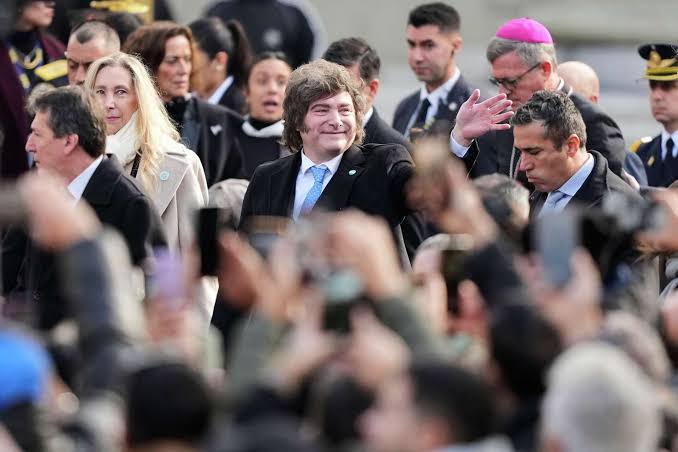 La gran pregunta en Argentina: ¿Por qué Milei no suelta la mano a su  funcionario más cuestionado?