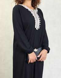 100% coton avec une jupe à volants, la robe recouvre magnifiquement vos nouvelles formes. Robe De Maison Et D Ete A Pompons Robes Coton Pas Cher Pour Femme Couleur Noire Pret A Porter Et Accessoires
