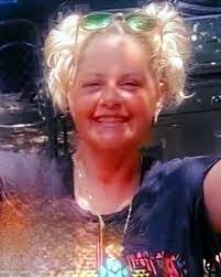 Sarah Hinkle's Instagram, Twitter & Facebook