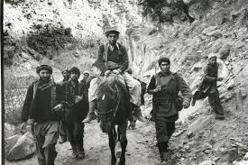 Massoud le jeune porte le destin d'un pays, l'afghanistan, aux portes d'un retour à l'obscurité des talibans que son père. Raymond Depardon Le Commandant Massoud Ahmed Chah Massoud Entoure Des Moudjahidines Circa 1979 Mutualart