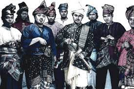 Gambar lengkap berbaju tradisional melayu nora danish persis wanita melayu terakhir news kini. Pakaian Tradisional Masyarakat Melayu Daily Rakyat