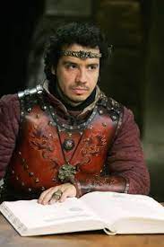 C'est un +road movie+, l'histoire d'un mec qui revient de très loin, raconte le scénariste astier. 45 Idees De Alexandre Astier Alexandre Astier Kaamelott Serie Kaamelott