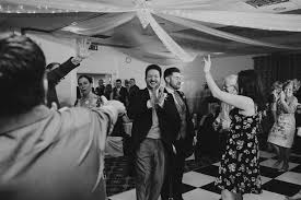 Hola a todas un favor grande ya me quedan 15 dias y no sabemos canciones de vals, me podrian colaborar con unitas.muchas gracias. Canciones Y Vals Originales Para Sorprender En Tu Boda