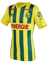 Bardé de huit titres de champion de france (le dernier en 2001) et de trois coupes de france depuis sa fondation en 1943, le fc nantes a du mal à renouer avec son glorieux passé. Nantes 2017 Umbro Supporters Kit 17 18 Kits Football Shirt Blog