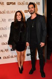 Burak yamantür doğum tarihi, ne iş yapıyor, alevi mi, sevgilisi kim? Ozge Ozpirincci Burak Yamanturk Eksi Elmalar Istanbul Premiere Famousfix