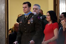 Trump Awards Medal of Honor to Pilot Wounded During Maduro Capture