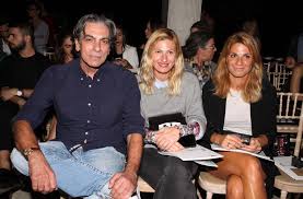 Ο χάρης χουρμούζης αποτελούσε ένα από τα δύο μέλη του σχεδιαστικού διδύμου χάρης και άγγελος που μεσουρανούσε τις δεκαετίες των 80′ς και των 90′s. Mf2zg10rkhfnfm