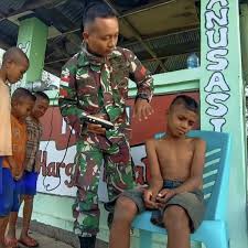 Polisi syariah menggerebek ke dalam toko pangkas rambut itu dan menemukan sang tukang cukur sedang memotong rambut gadis itu dengan keadaan pintu tertutup, tulis sabq. Tni Ad On Twitter Budayakan Rapi Satgas Yonif 132 Pangkas Rambut Anak Perbatasan Ri Rdtl Https T Co C7nx0guyii Tniadmengabdidanmembangunbersamarakyat Https T Co Vjo5rppm7g